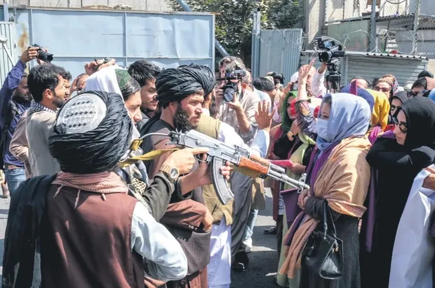 Kabil’de kadınlar, silahların gölgesinde Taliban’a karşı gösteri yaptı