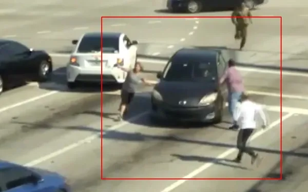 1652347318379.jpg Polis hepsinin kimliğini arıyor! ABD'de bu görüntü viral oldu... Canlarını hiçe saydılar-4