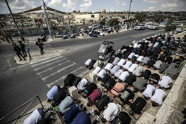Katliamın gölgesinde Mescid-i Aksa'da ikinci cuma! İşgalci İsrail namaz kılan müslümanlara saldırdı-9