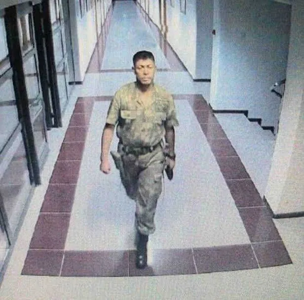1689460240458.jpeg Emekli Korgeneral Zekai Aksakallı aziz kahraman Ömer Halisdemir'e şehadet emrini verdiği anları anlatırken gözyaşlarını tutamadı-2