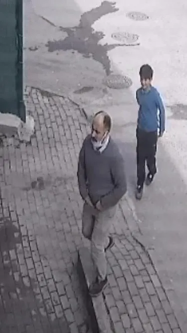 dehset-anlari-kamerada-kucuk-cocuklara-kemerle-saldirdi-1615442397357.jpg Dehşet anları kamerada! Küçük çocuklara kemerle saldırdı-3