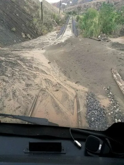 Son dakika: Erzincan-Sivas demir yolu heyelan nedeniyle ulaşıma kapandı-2