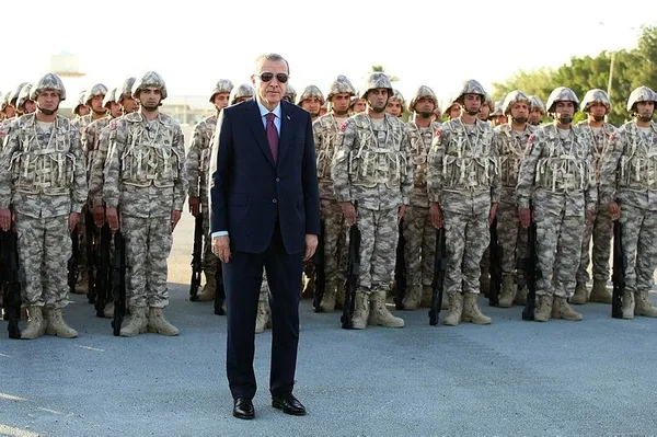 Erdoğan'ın Katar'da Türk birliğini ziyaretinde dikkat çeken ayrıntı-3