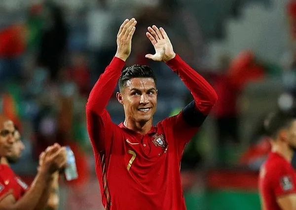 Cristiano Ronaldo, 12 yıl sonra Manchester United'a döndi! İngiltere Kraliçesi Elizabeth de buna kayıtsız kalmadı-1
