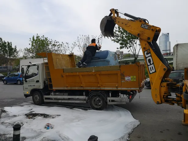 Son dakika... İstanbul Kartal'da panik! Çöpten etrafa öyle bir koku yayıldı ki...-1