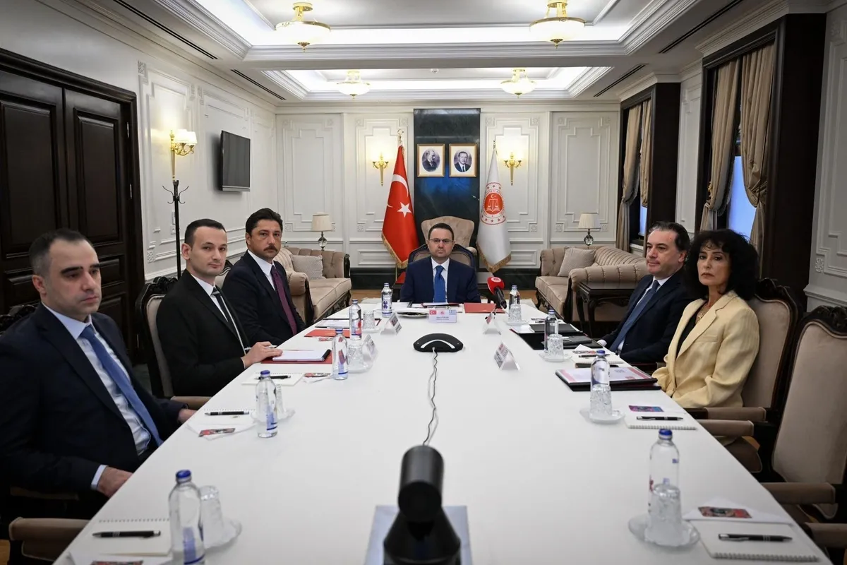 adalet-bakani-gurlek-yunan-mevkidasi-floridis-ile-gorustu-suc-orgutu-elebaslarinin-iadesi-talep-edildi-1788299380493.jpg Adalet Bakanı Gürlek, Yunanistan'dan Ramazan Bayğara, Nedim Sorguç ve Ali Yeşildağ'ın iadesini talep etti-4