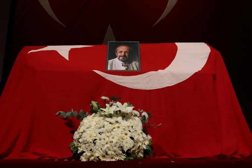 usta-oyuncu-can-kolukisa-vefat-etti-son-yolculuguna-ugurlandi-1785775184639.jpeg Usta oyuncu Can Kolukısa vefat etti! Son yolculuğuna uğurlandı-6