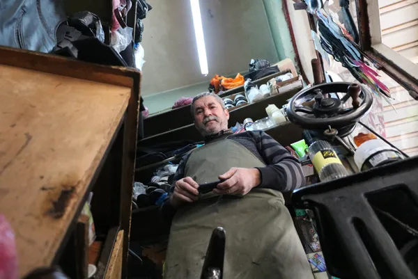 afyonkarahisarin-cay-ilcesinde-29-yildir-ayakkabi-tamiri-ve-kilif-imalati-yapan-husamettin-gungorun-15-metrekarelik-dukkanina-devlet-bile-sasirdi-1607672358510.jpg Afyonkarahisar'ın Çay ilçesinde 29 yıldır ayakkabı tamiri ve kılıf imalatı yapan Hüsamettin Güngör'ün 1,5 metrekarelik dükkanına devlet bile şaşırdı-3