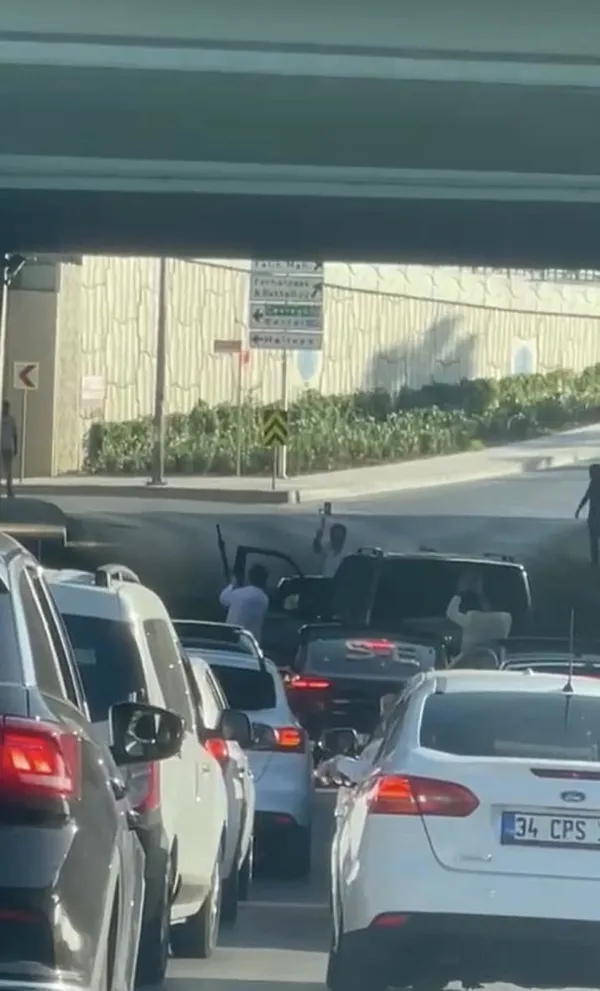 Sancaktepe'de pompalıyla havaya ateş açan magandalara suçüstü!-5