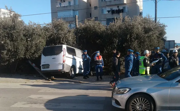 Son dakika... Mersin'de askeri minibüs ile otomobil çarpıştı-1