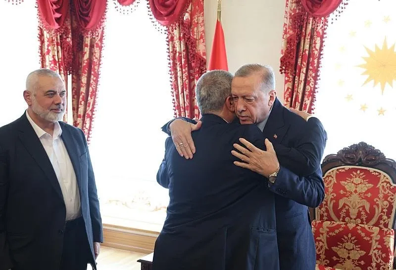 Başkan Erdoğan Hamas'ın yurt dışı sorumlusu Halid Meşal ile sarıldı.
