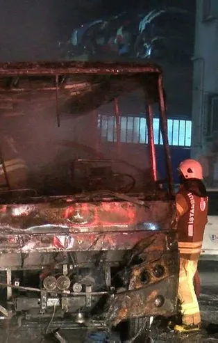 SON DAKİKA: Kağıthane'de gece yarısı minibüs yangını