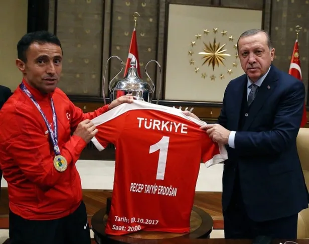 baskan-erdogan-ampute-milli-futbol-takimi-teknik-direktoru-osman-cakmakla-gorustu-1620926494684.jpeg