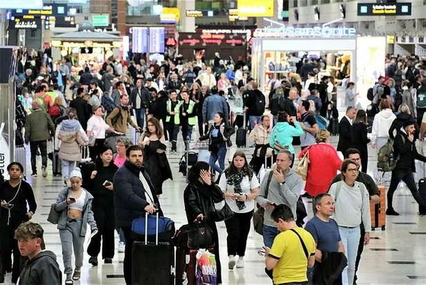 antalyaya-turist-yagmuru-6-milyonu-gecti-1688727964947.jpeg Antalya'ya turist yağmuru! 6 milyonu geçti-2