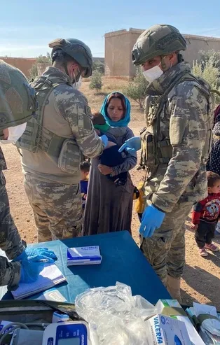 Mehmetçikten Tel Abyad'da sağlık taraması! Bakanlık görüntüleri paylaştı