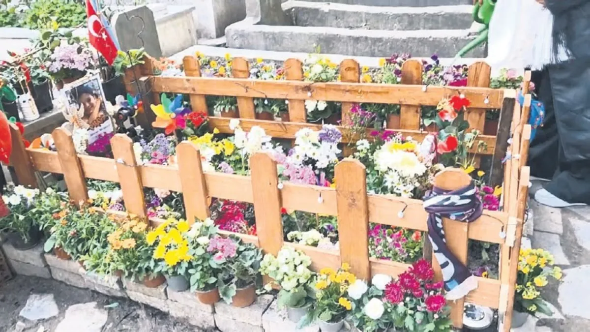 Bit pazarında hunharca öldürülen Mattia Ahmet Minguzzi’nin mezarına güvenlik kamerası takıldı!