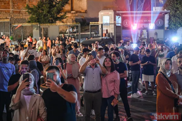 15 Temmuz'un aziz şehitleri unutulmuyor! Fotoğrafları Galata Kulesi'ne yansıtıldı - 3