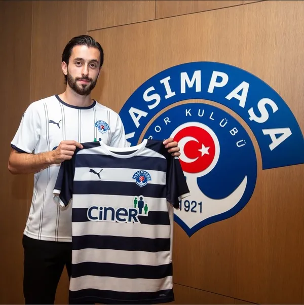 son-dakika-kasimpasa-yunus-malli-ile-imzaladi-1658935670674.jpg Kasımpaşa Yunus Mallı ile imzaladı-3