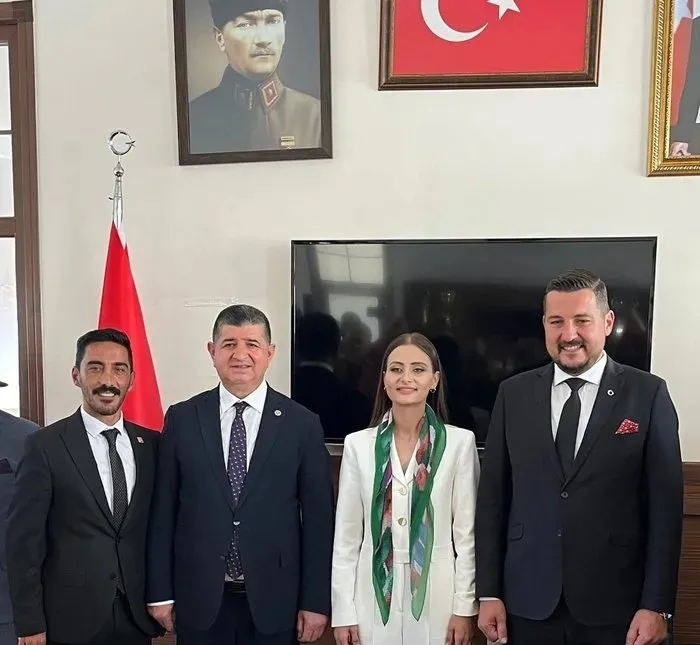 CHP'de 'eş başkanlık'! DEM ile beraberlik yönetim anlayışlarını da değiştirdi! Korkuteli Belediye Başkanı Saniye Caran ve Hasan Caran...-3