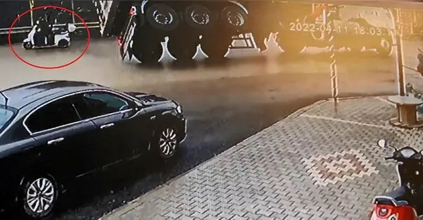 Motosiklet sürücüsü ölümden saniyelerle kurtuldu! TIR devrildi ortalık karıştı...