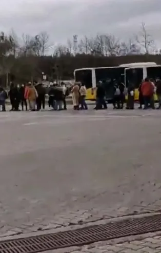 CHP'li İBB'de otobüs kuyrukları bitmek bilmiyor! Öğrenciler saatlerce soğuk havada bekledi