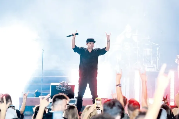 10-yildir-evli-olan-guven-kirac-baska-bir-kadinla-capkinlik-yaparken-yakalandi-saklambac-haberleri-1663888423565.jpeg 10 yıldır evli olan Güven Kıraç başka bir kadınla çapkınlık yaparken yakalandı! | Saklambaç haberleri-16