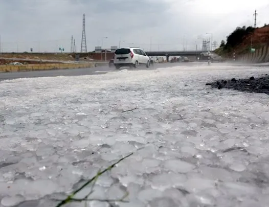Kocaeli’de dolu yağdı, TEM yolu kapandı
