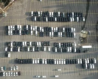 Yüzlerce lüks araç otoparklara çekildi! Nedeni ise...