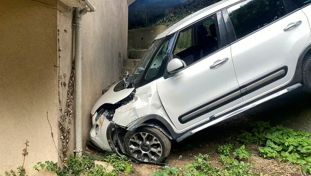 Beşiktaş'ta fren yerine gaza basan sürücü aracıyla bahçeye uçtu-5