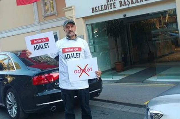 Gazeteciden CHP’ye ‘adalet’ protestosu