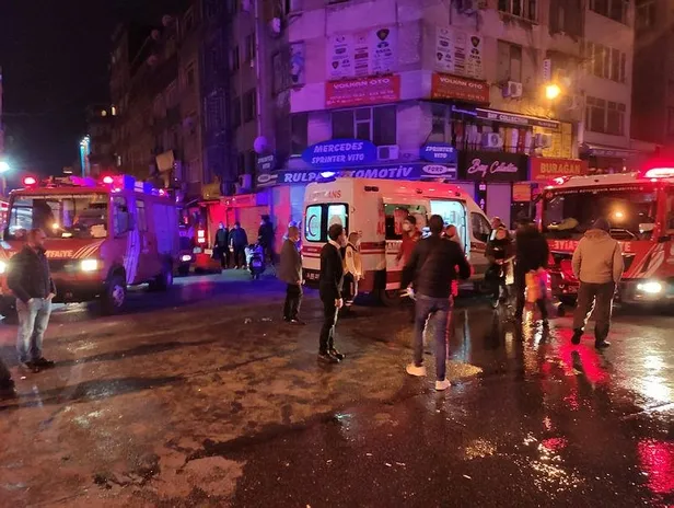 istanbul-fatihte-5-katli-otelde-yangin-can-pazari-yasandi-1641162538849.jpeg İstanbul Fatih’te 5 katlı otelde yangın! Can pazarı yaşandı-5