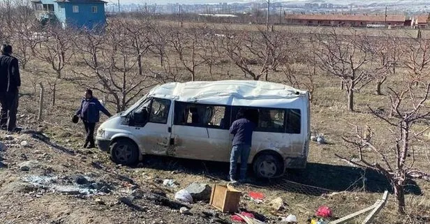 Niğde’de işçi servisi devrildi: 14 yaralı