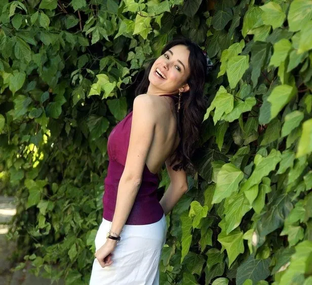 kurtlar-vadisinin-ilk-elifi-bakin-kim-olacakmis-herkes-ilk-tercih-ozgu-namal-saniyordu-ama-1695735185388.jpg Kurtlar Vadisi'ndeki Elif rolünü reddettiği için bin pişman! 20 yıl sonra ilk kez itiraf etti-4