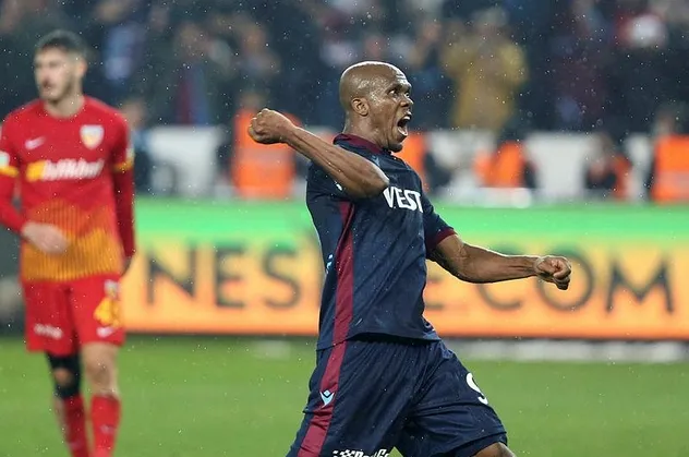 Anthony Nwakaeme ortaya koyduğu performansla takımını şampiyonluğa taşıyor | Trabzonsopr haberleri