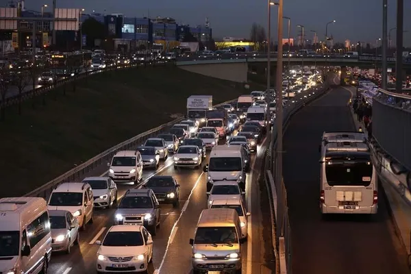 istanbul-trafiginde-son-durum-kisitlama-oncesi-yogunluk-yasaniyor-istanbul-trafik-durumu-1613147350502.jpeg
