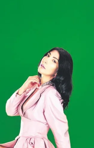 Hande Yener 'Krema' klibinde de yine sıradışı bir işe imza attı