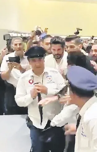 Burak Özçivit'e Beyrut’ta yoğun ilgi