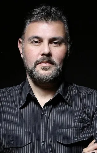 'Murat Muratoğlu' ismiyle yazarlık yapan Murat Turan soyadından neden utanıyor?