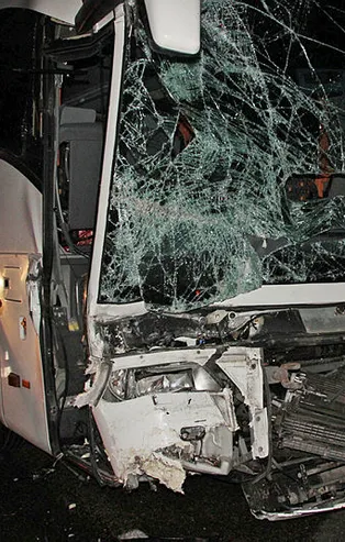 Samsun'da feci kaza! TIR yolcu otobüsüne çarptı