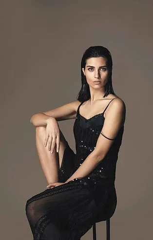 Tuba Büyüküstün'den Paris selfiesi