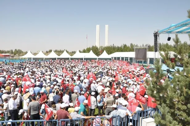 On binlerce Malazgirtli Cumhurbaşkanı Erdoğan'ı karşıladı-2