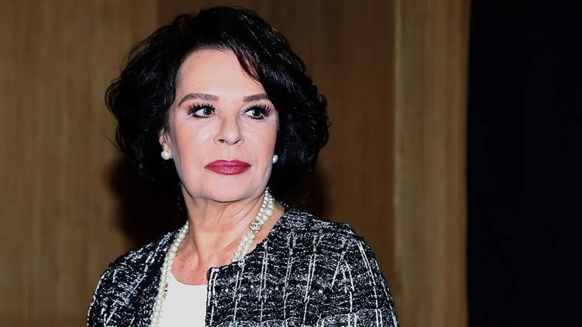 Ünlülerden zafer paylaşımları