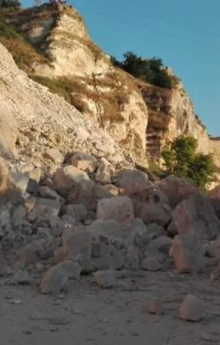 Şanlıurfa’da heyelan! Yol kapandı