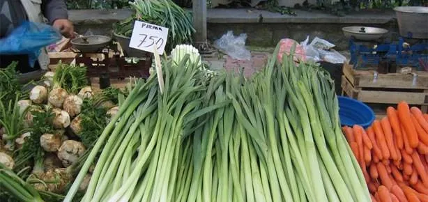 Hemoroidi olana pırasa