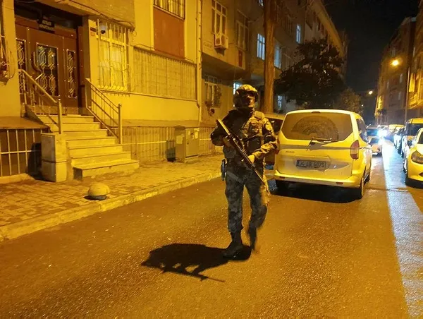 istanbulda-11-ilcedeki-12-adrese-deas-operasyonu-cok-sayida-gozalti-var-1615945149577.jpeg Son dakika: İstanbul'da 11 ilçedeki 12 adrese DEAŞ operasyonu: Çok sayıda gözaltı var-5