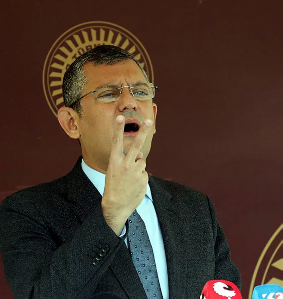 MHP’li Erkan Akçay’dan CHP’li Özgür Özel’e sert tepki: PKK’nın taleplerini kanun teklifi diye Meclis’e sunuyor