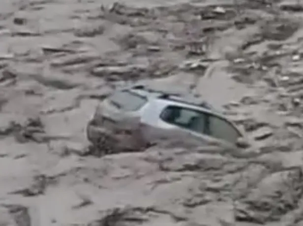 Sinop'ta korkutan görüntü! Kuvvetli sağanak sonrası Ayancık Çayı taştı araçlar sürüklendi: O anlar kamerada-3