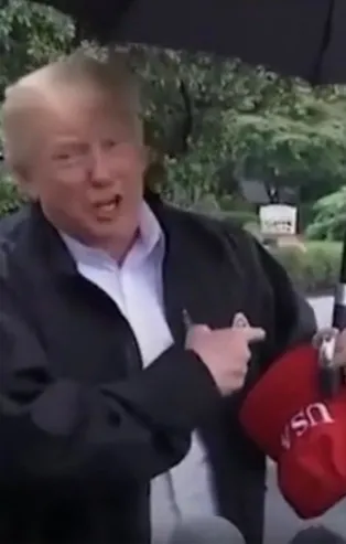 Trump'tan skandal şemsiye hareketi