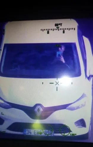 Cep telefonu ile helikopteri görüntülemeye çalışan sürücü kamerayla tespit edildi cezadan kaçamadı