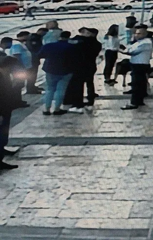 Denizli’de köpeğin sokakta duran kediye saldırma anı güvenlik kamerasında